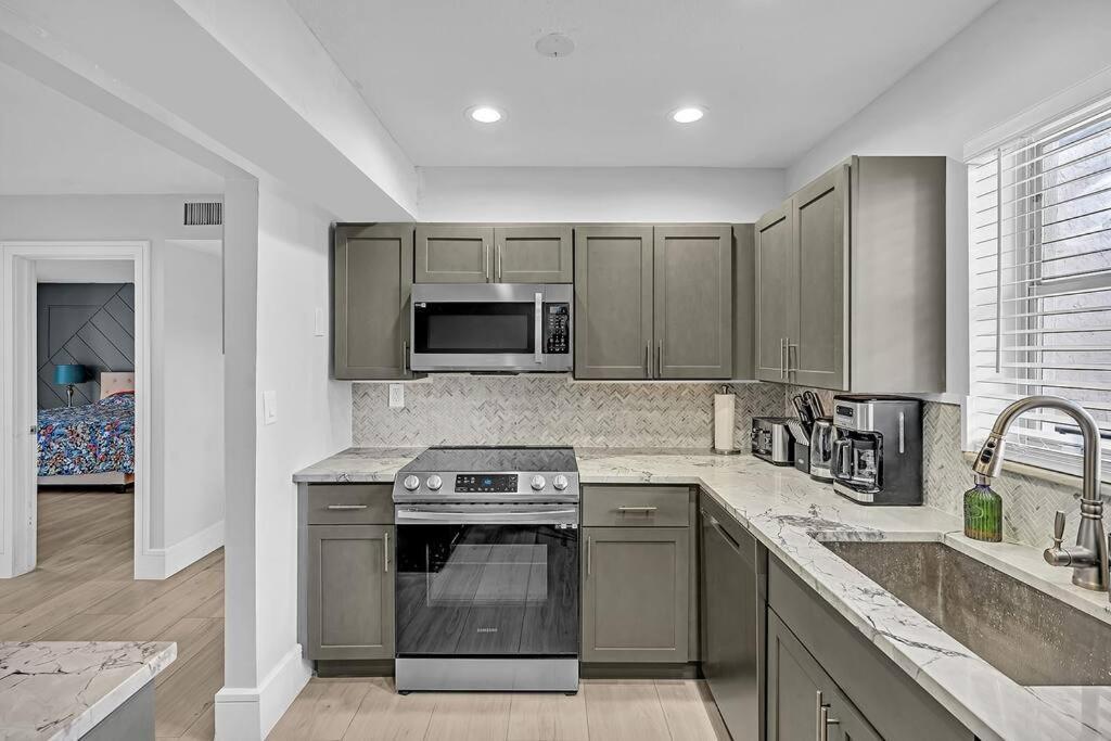 One Bedroom Steps Away From The Beach! Sunny Isles Beach Exterior photo