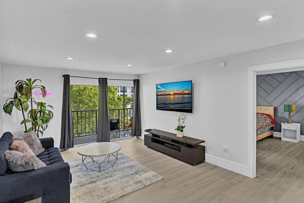 One Bedroom Steps Away From The Beach! Sunny Isles Beach Exterior photo