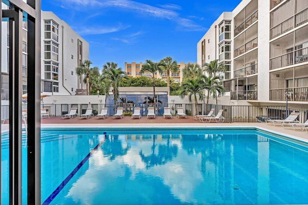 One Bedroom Steps Away From The Beach! Sunny Isles Beach Exterior photo