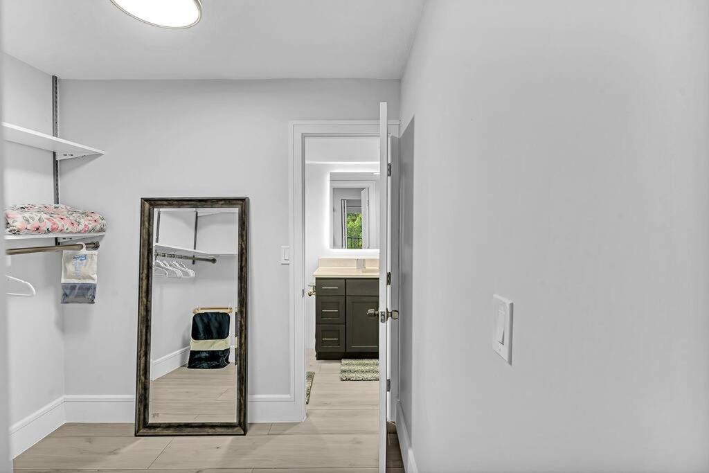 One Bedroom Steps Away From The Beach! Sunny Isles Beach Exterior photo