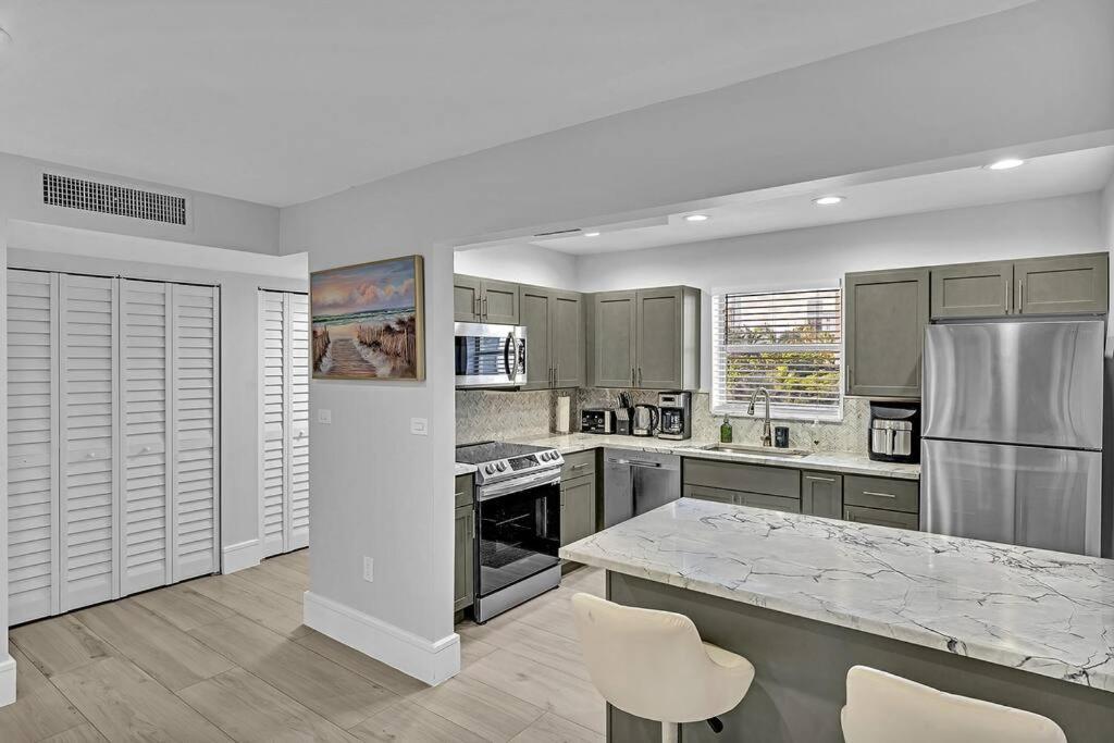 One Bedroom Steps Away From The Beach! Sunny Isles Beach Exterior photo